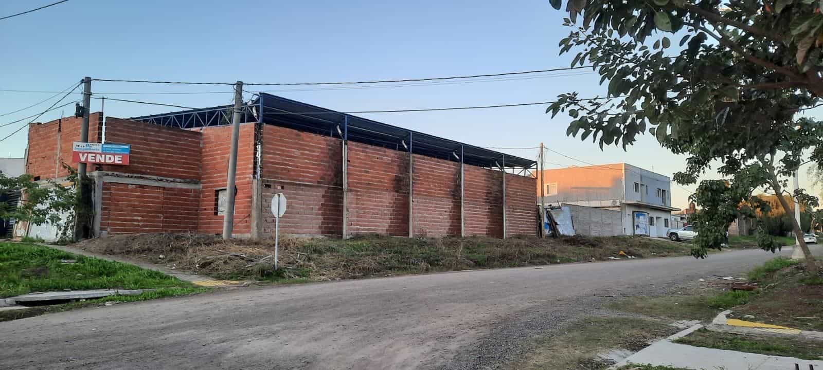 Imagen de la propiedad SALÓN / GALPÓN EN VENTA CON TINGLADO A TERMINAR – ESQUINA ESTRATÉGICA
