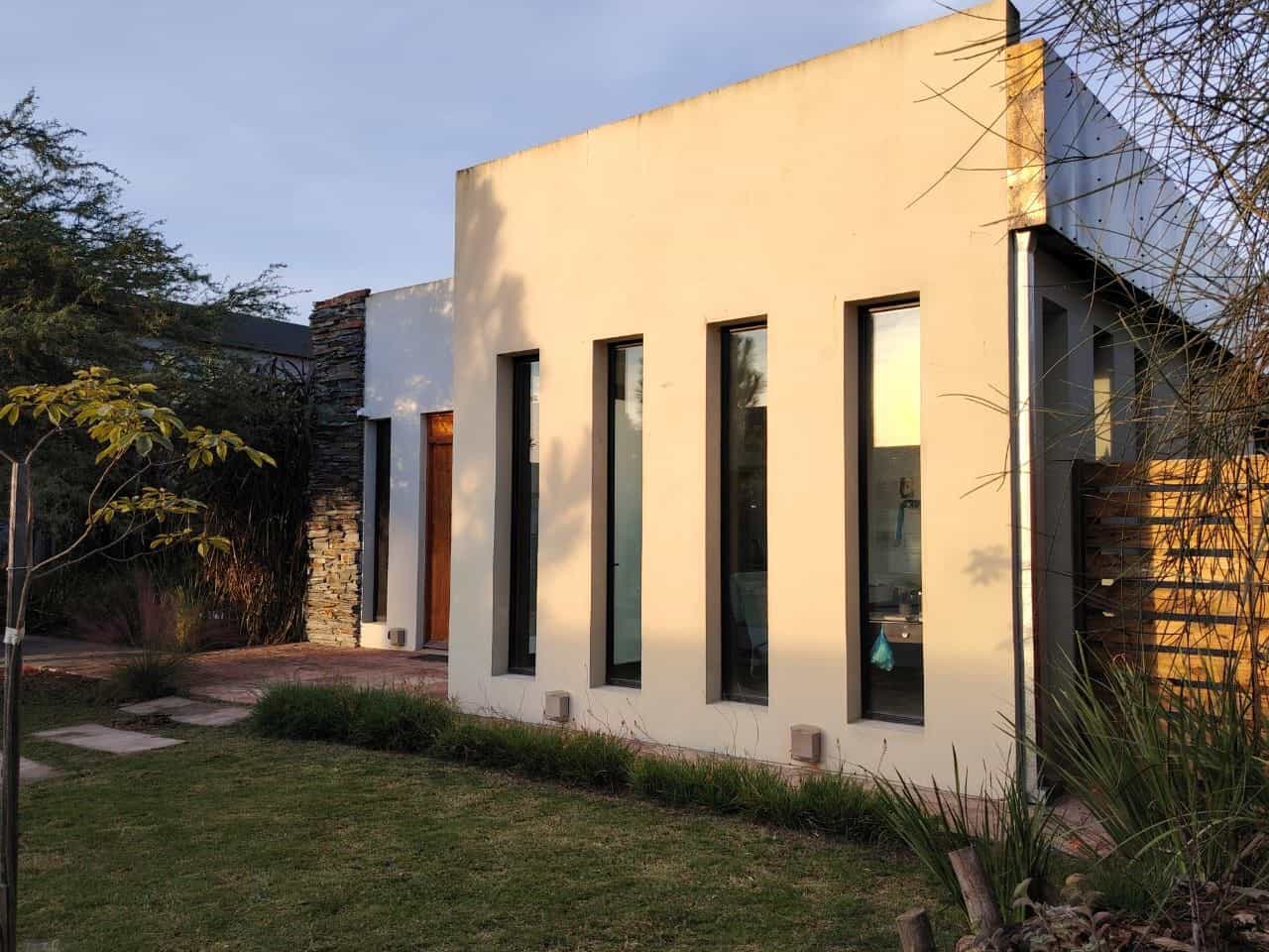 CASA EN VENTA VANGUARDISTA CON PISCINA