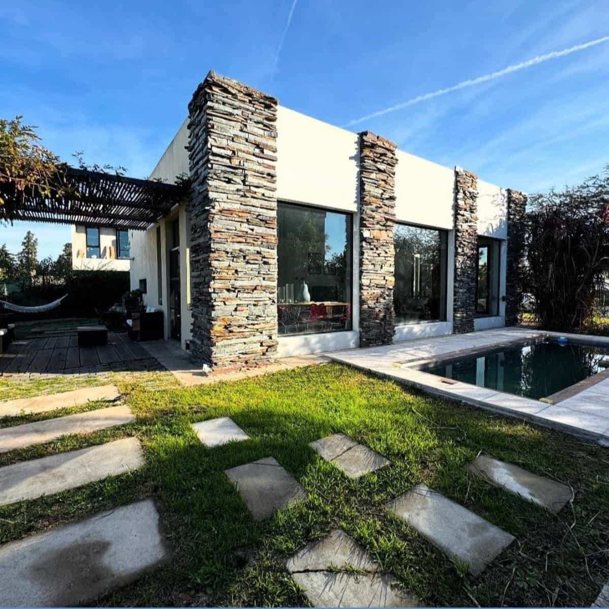 Imagen de la propiedad CASA EN VENTA VANGUARDISTA CON PISCINA