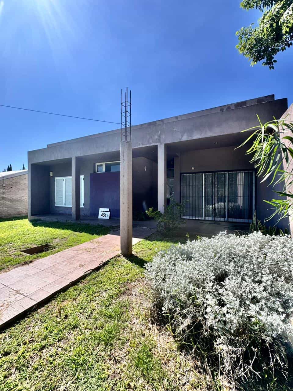  CASA ESTILO MINIMALISTA SOBRE RUTA 12 EN VENTA