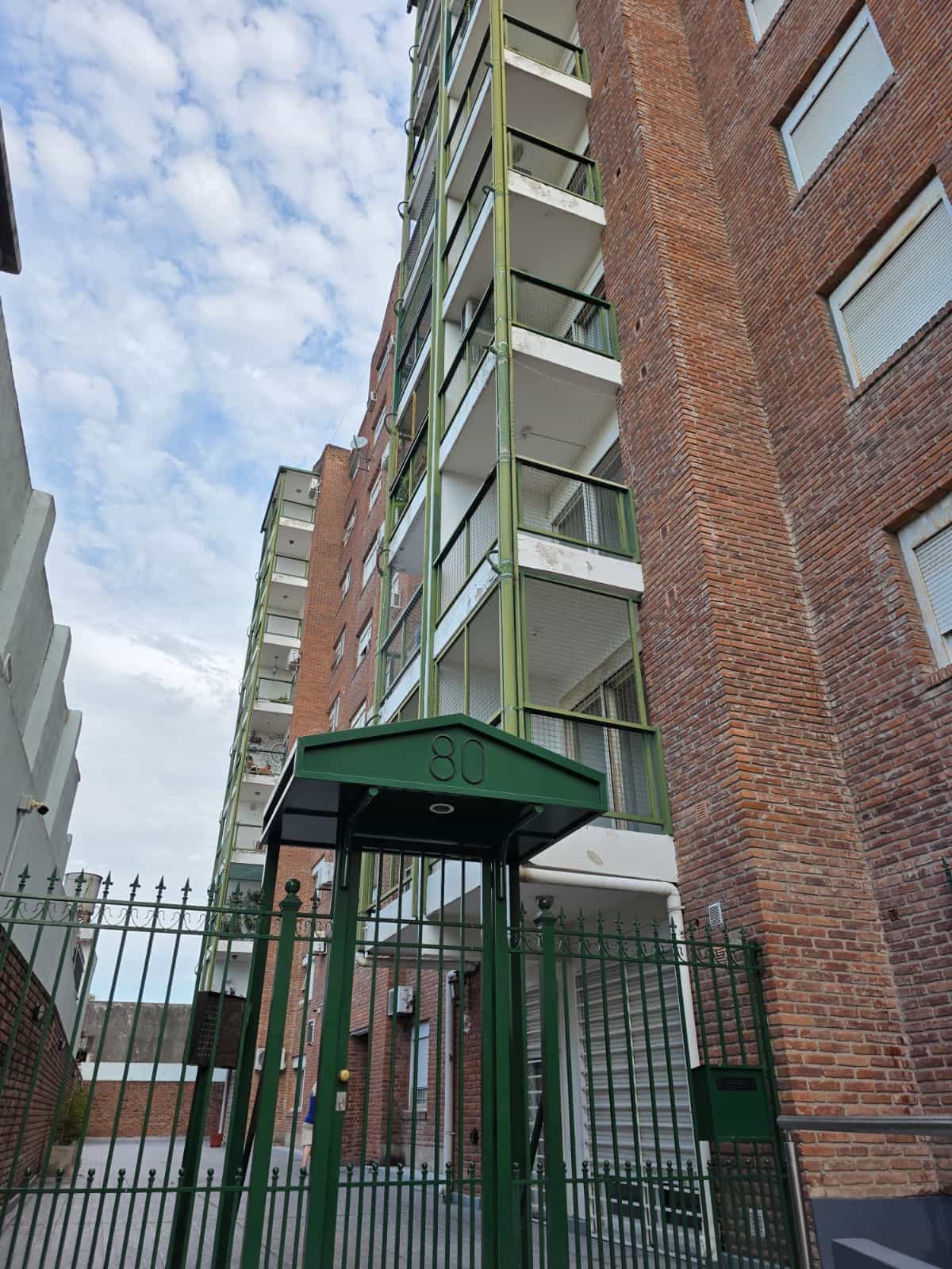 DEPARTAMENTO EN VENTA DE DOS DORMITORIOS CON COCHERA (APTA CREDITO)