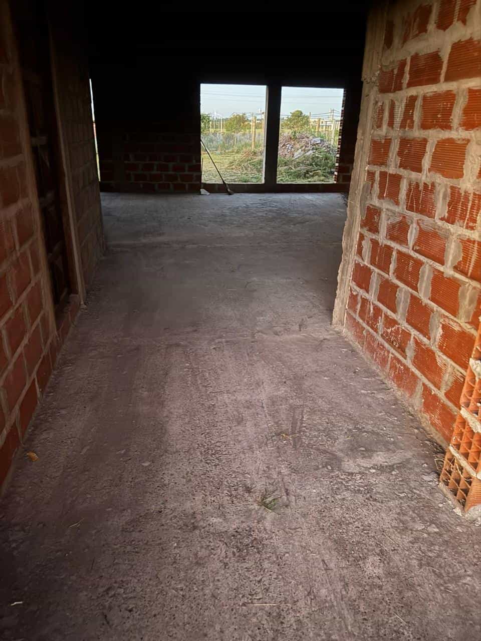 Imagen de la propiedad TERRENO CON CASA A TERMINAR EN VENTA