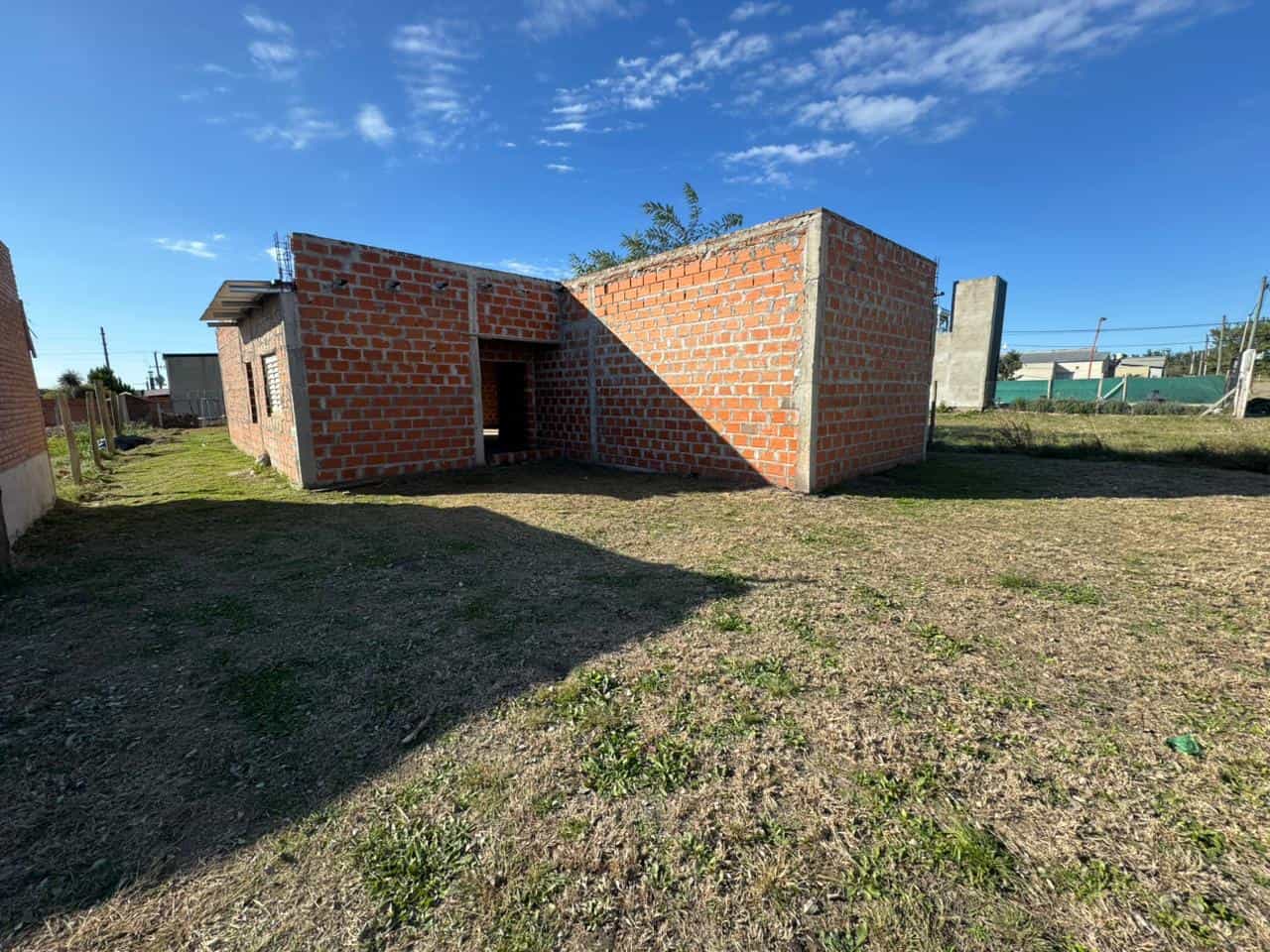 Imagen de la propiedad TERRENO CON CASA A TERMINAR EN VENTA