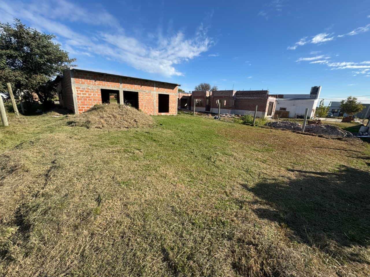 TERRENO CON CASA A TERMINAR EN VENTA