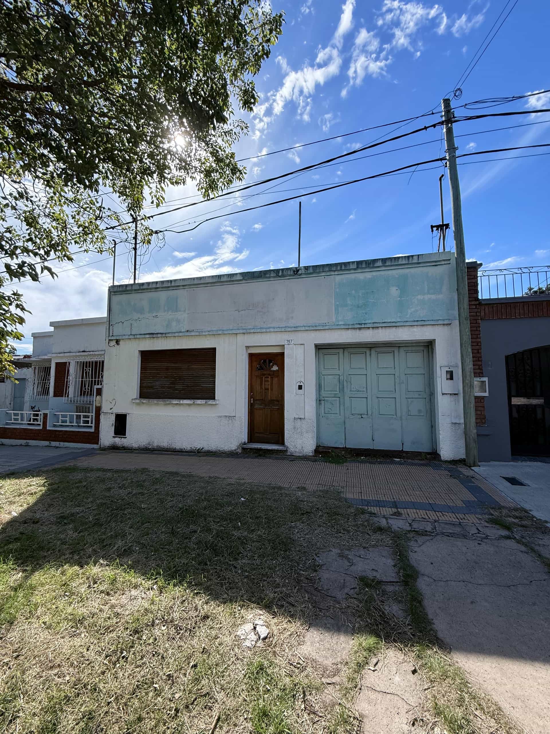 CASA CON DOBLE ACCESO + GALPON A LA VENTA
