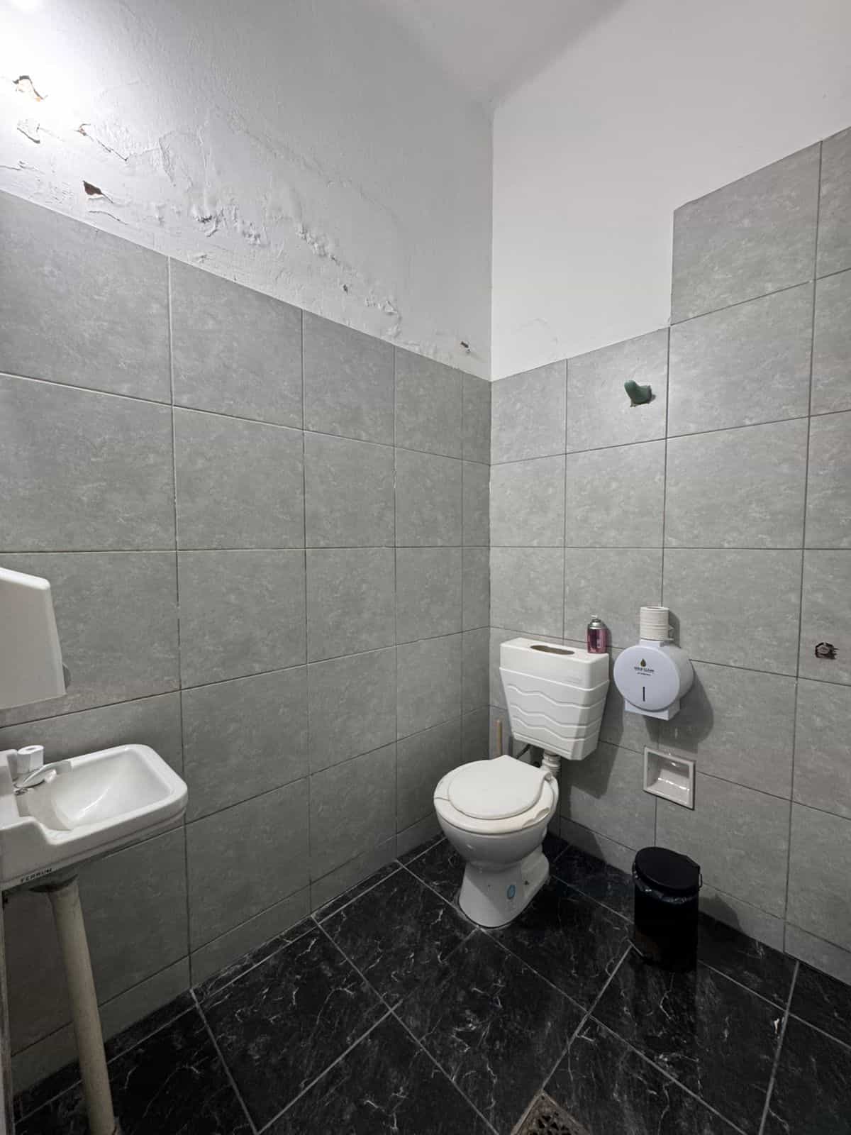 Imagen de la propiedad  VENTA AMPLIO LOCAL / GALPÓN