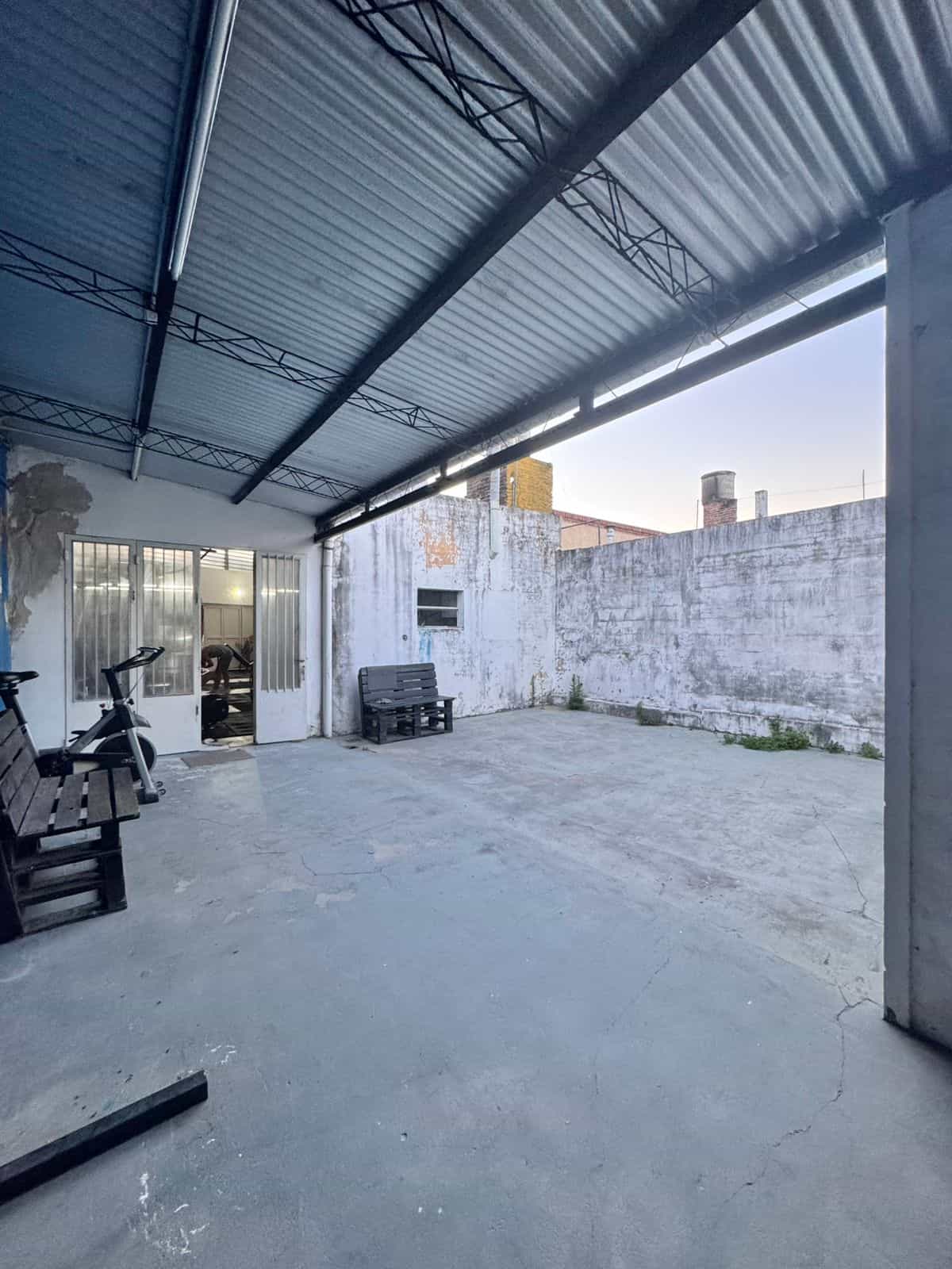 Imagen de la propiedad  VENTA AMPLIO LOCAL / GALPÓN