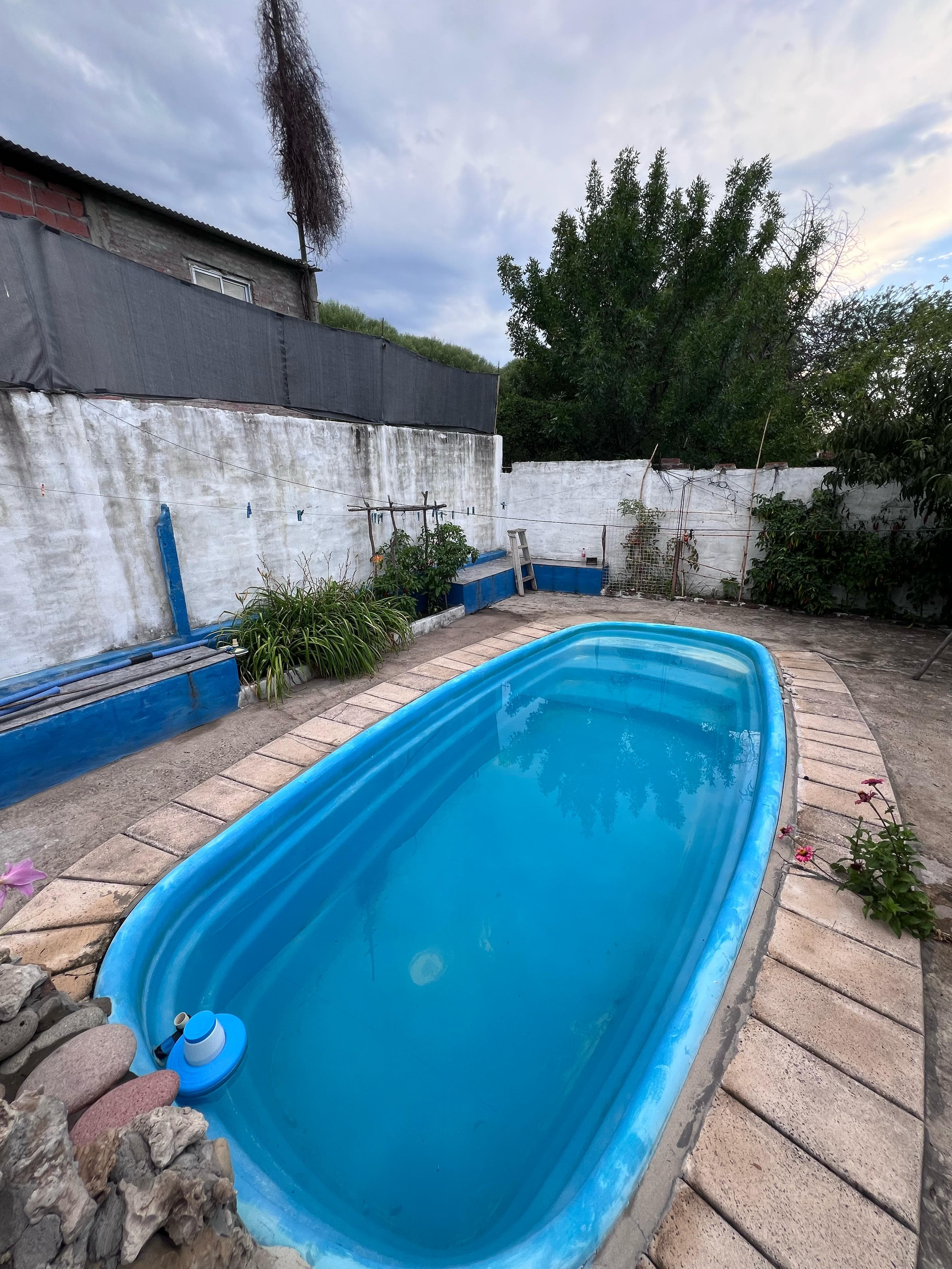 CASA EN LA TOMA VIEJA CON COCHERA Y PILETA