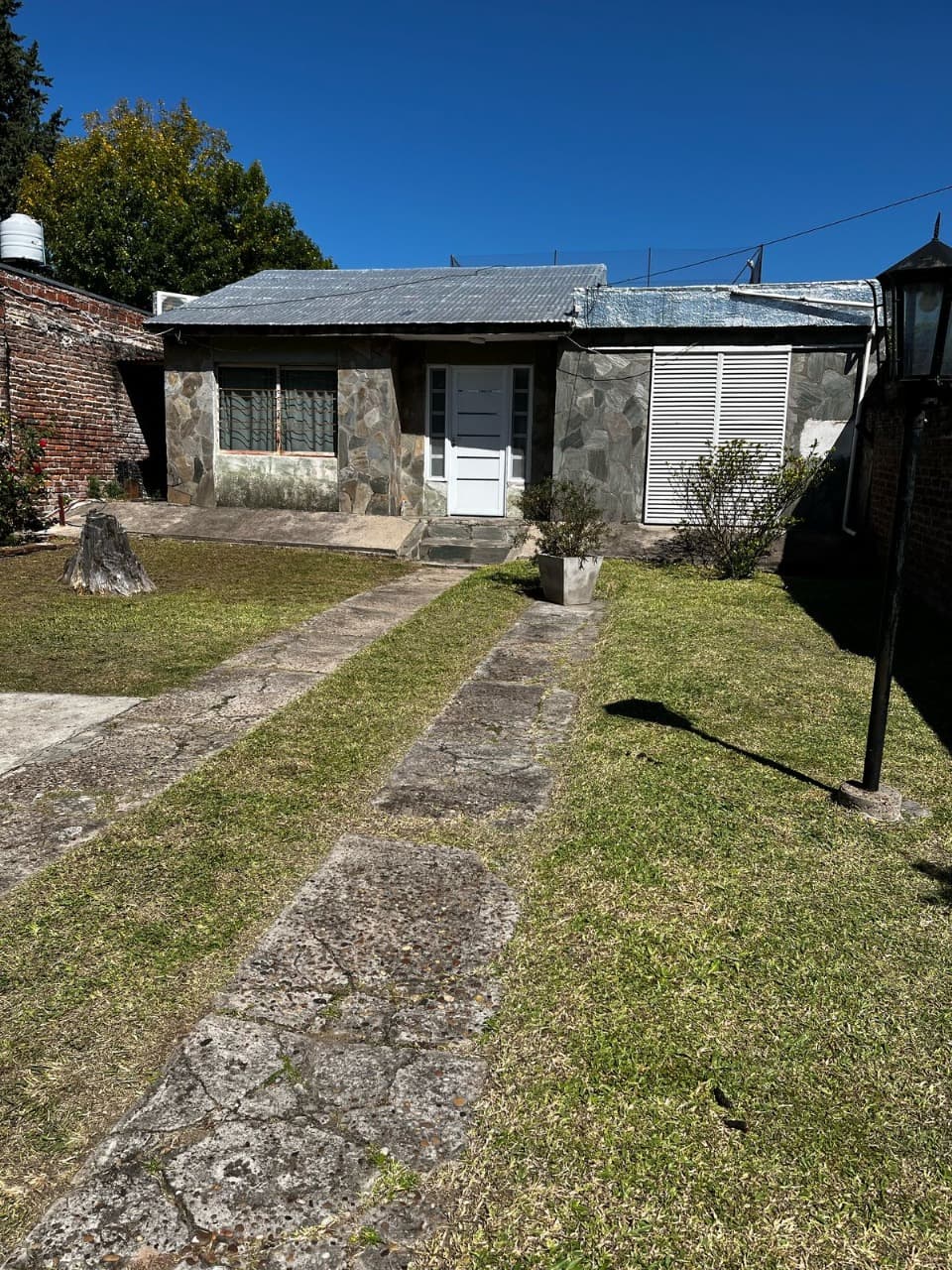 CASA EN VENTA CON PILETA + LOCAL COMERCIAL
