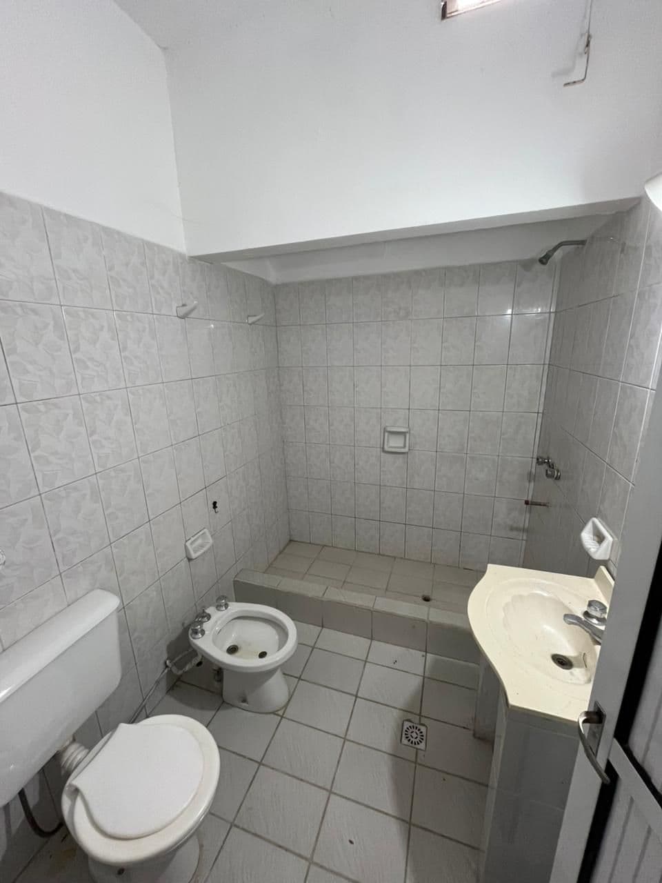 Imagen de la propiedad CASA EN VENTA CON GRAN TERRENO Y PATIO VERDE (APTA CREDITO)