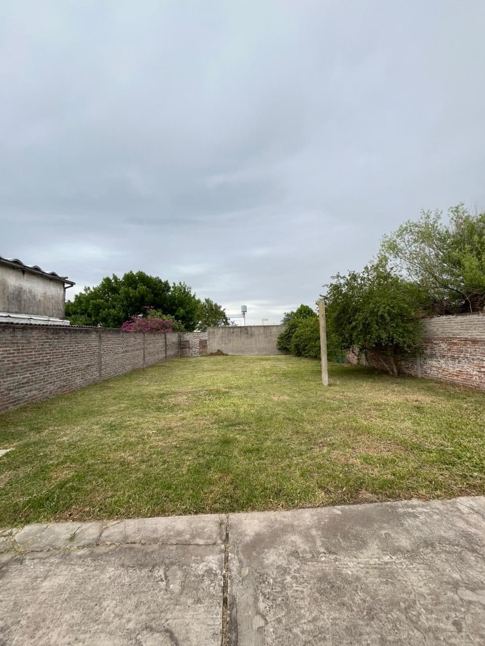 Imagen de la propiedad CASA EN VENTA CON GRAN TERRENO Y PATIO VERDE (APTA CREDITO)