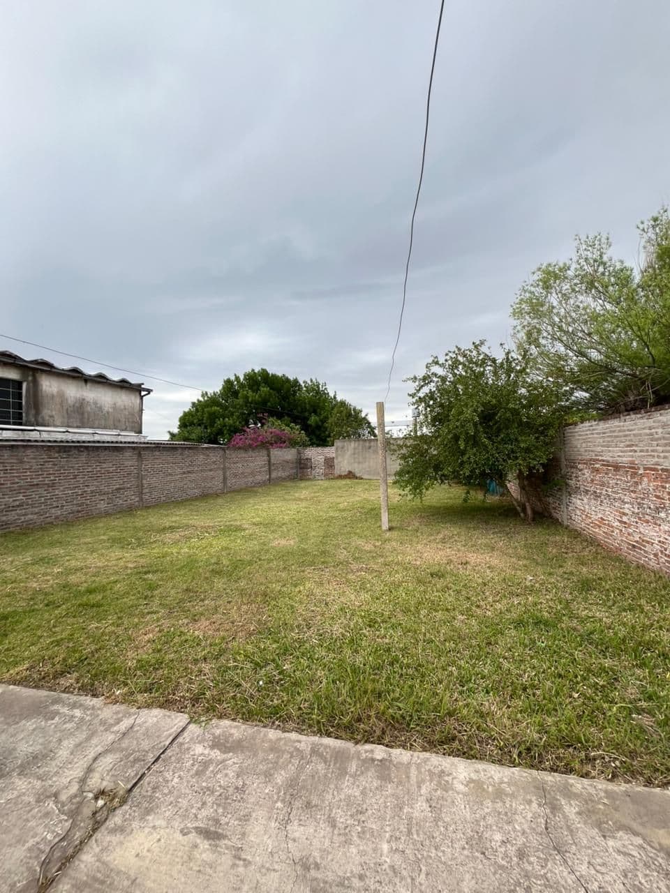 Imagen de la propiedad CASA EN VENTA CON GRAN TERRENO Y PATIO VERDE (APTA CREDITO)