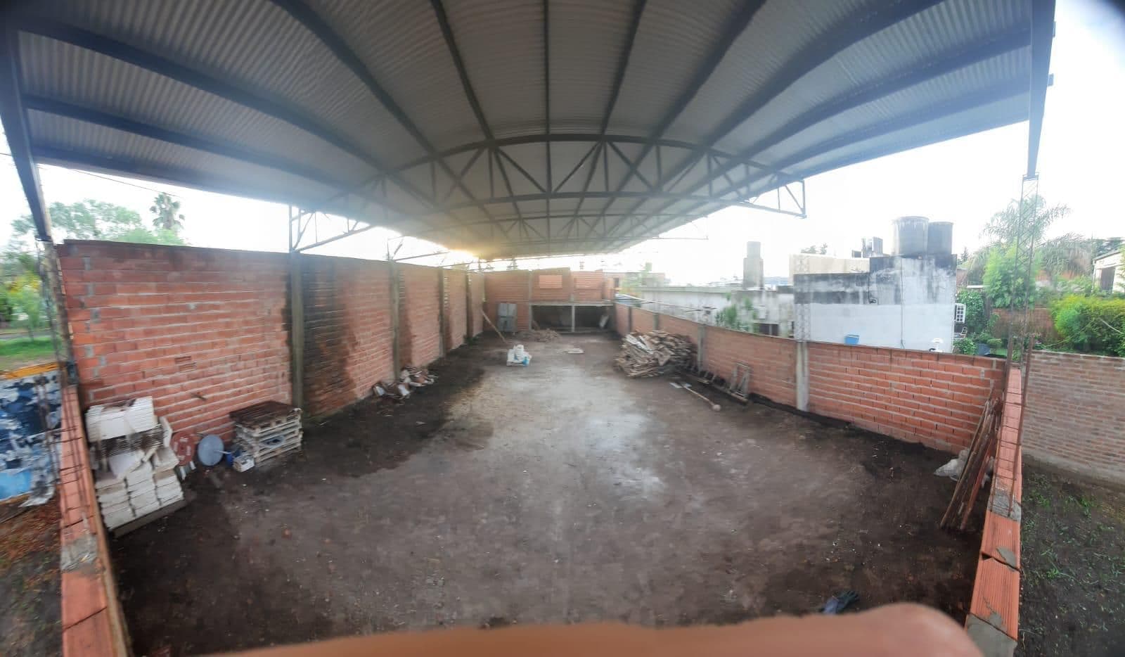 SALÓN / GALPÓN EN VENTA CON TINGLADO A TERMINAR – ESQUINA ESTRATÉGICA