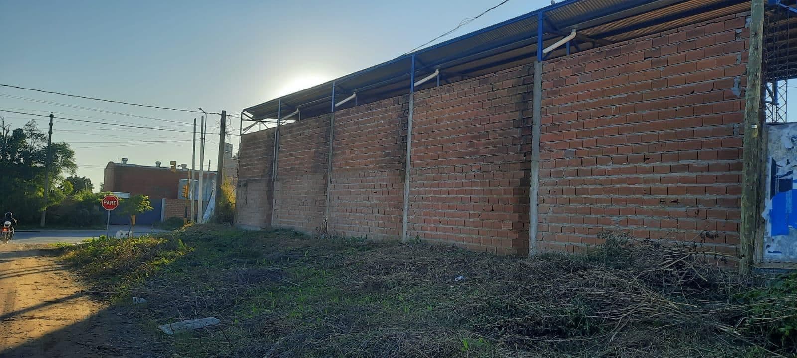 Imagen de la propiedad SALÓN / GALPÓN EN VENTA CON TINGLADO A TERMINAR – ESQUINA ESTRATÉGICA