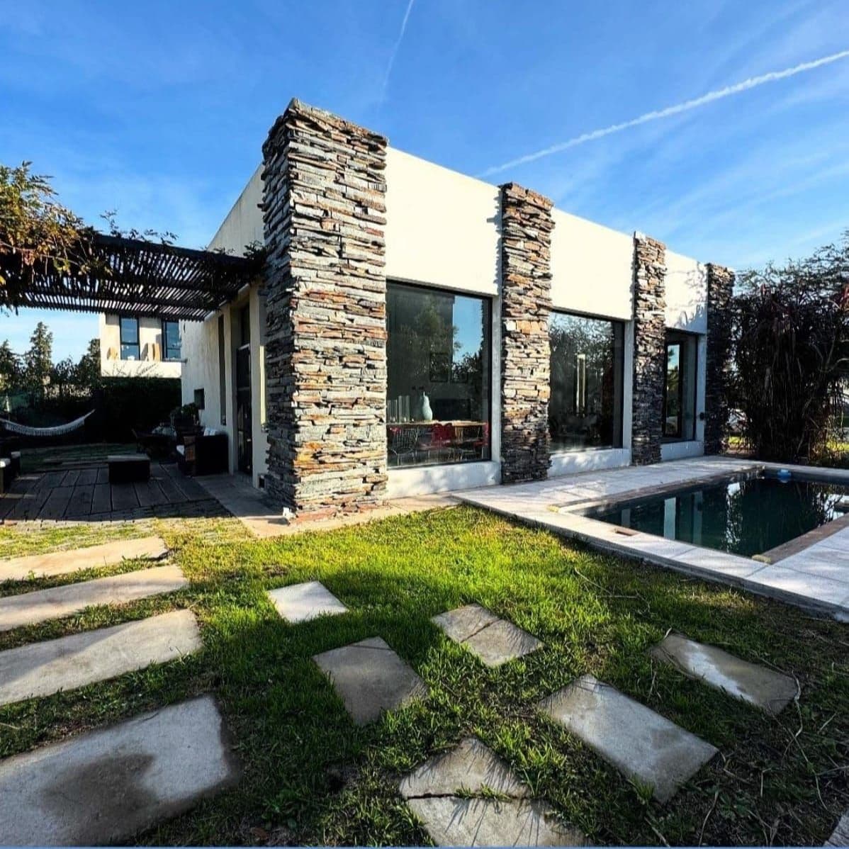 Imagen de la propiedad CASA EN VENTA VANGUARDISTA CON PISCINA