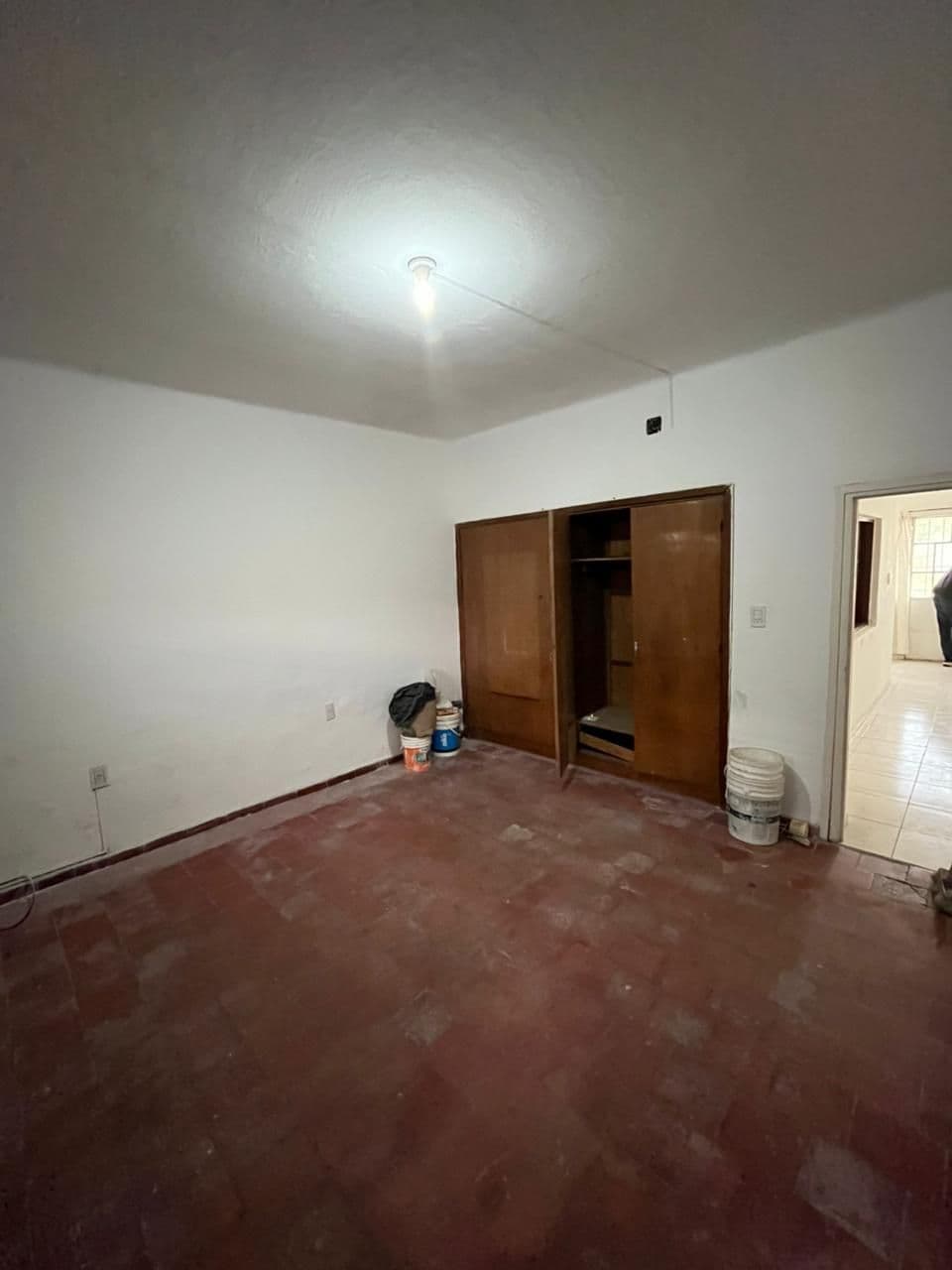 Imagen de la propiedad CASA EN VENTA CON GRAN TERRENO Y PATIO VERDE (APTA CREDITO)