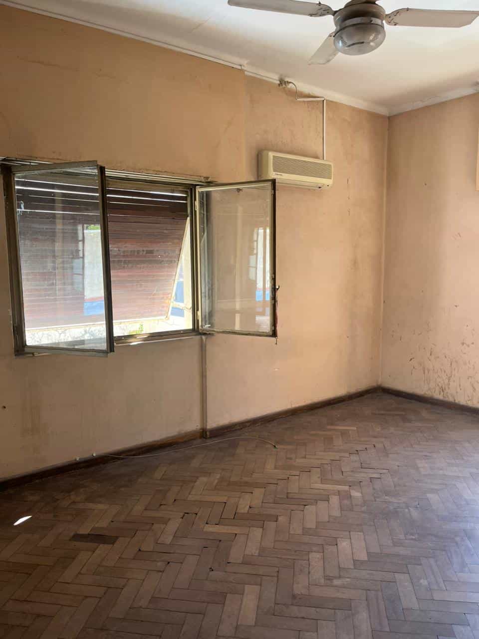 Imagen de la propiedad SE VENDE CASA EN MICROCENTRO (APTA CREDITO)