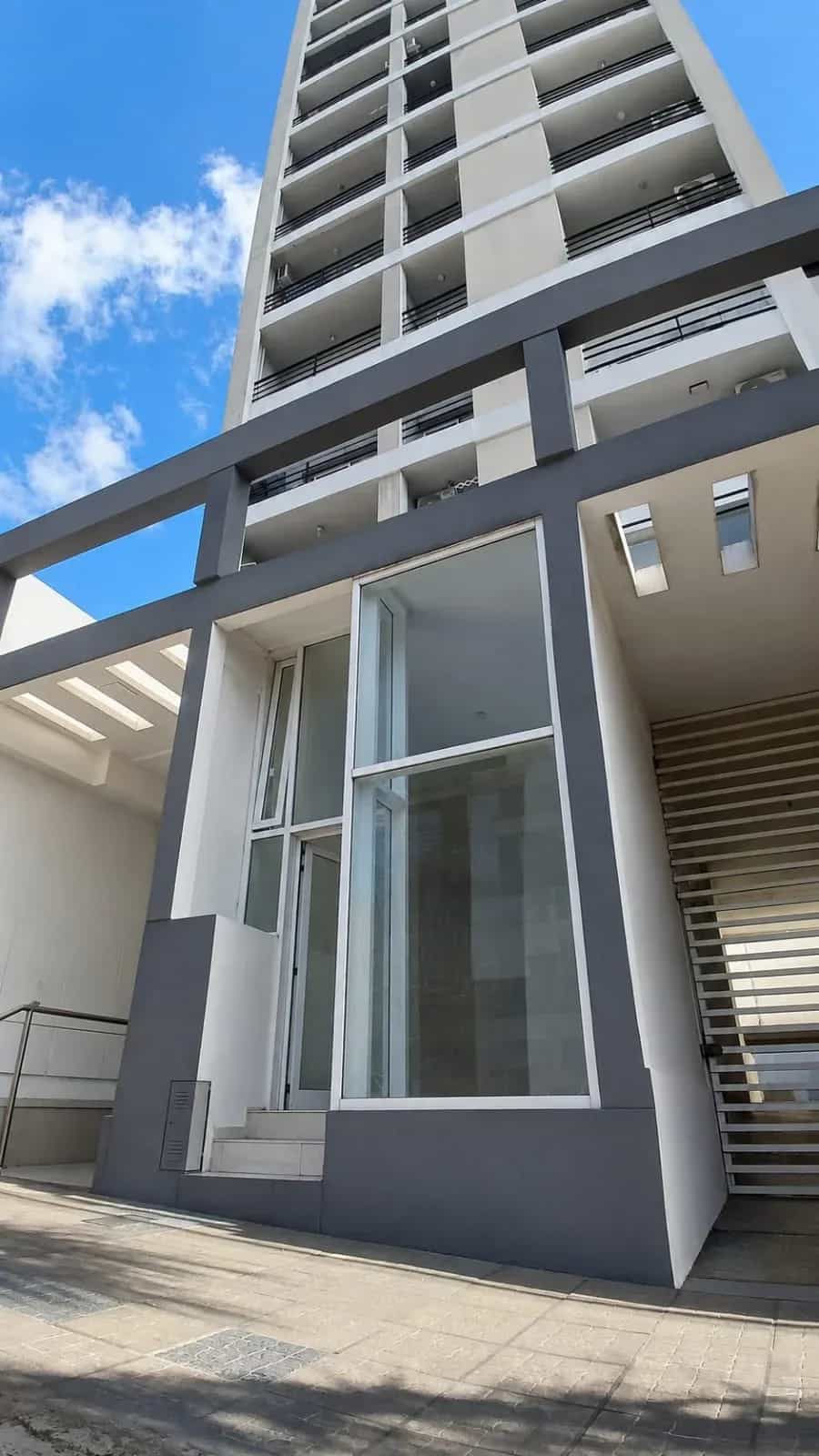 LOCAL COMERCIAL + COCHERA EN VENTA