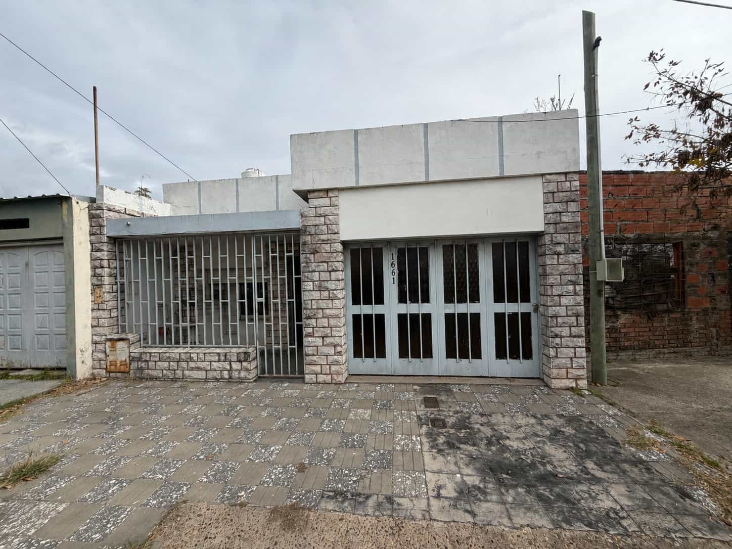 CASA A REFACCIONAR - 2 DORMITORIOS CON COCHERA